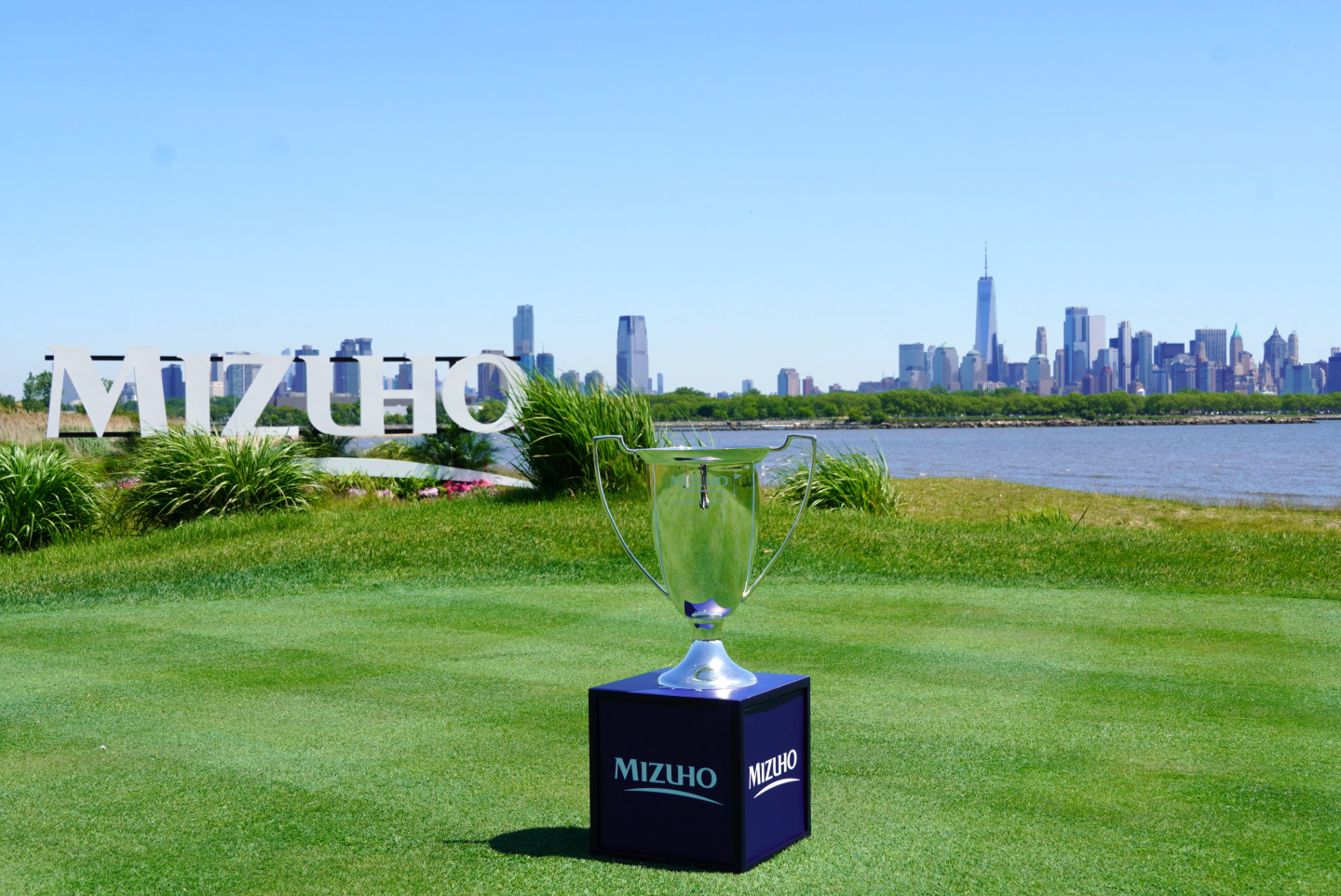 Best trophy photo with NYC skyline and Mizuho sign-2023-Mizuho Americas Open.png